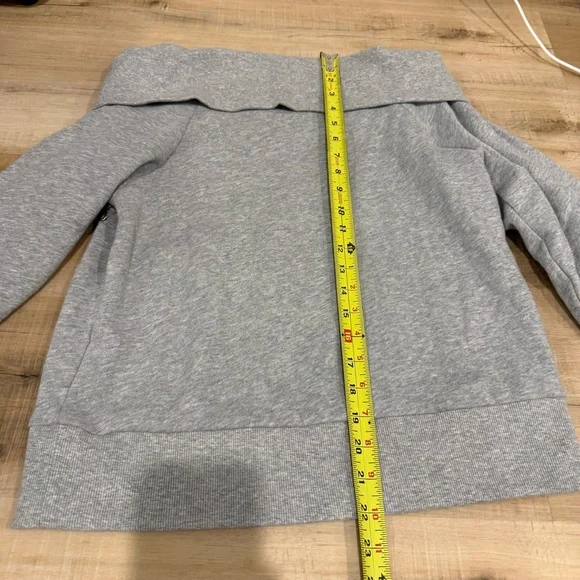 Nation LTD Women’s Barbie Off-The-Shoulder Sweatshirt size small - Picture 5 of 6